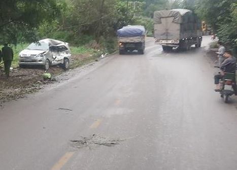 Tránh vào nhà dân, xe Inova vẫn bị xe tải điên tông trực diện khiến 8 người thương vong - Ảnh 1.