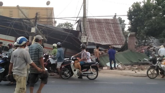  Xe tải chở rau tông hàng loạt nhà dân, tài xế và phụ xe thiệt mạng  - Ảnh 2.