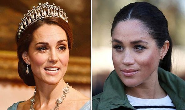 Chuyên gia cảnh báo Meghan cần ở đúng vị trí của mình, Công nương Kate mới là Hoàng hậu trong tương lai - Ảnh 1.