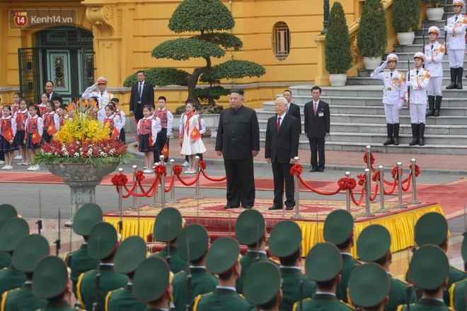 Chuyện ít biết về phiên dịch viên Triều Tiên phanh gấp cạnh Chủ tịch Kim Jong-un: Cựu sinh viên khoa tiếng Việt trường ĐH Tổng hợp Hà Nội - Ảnh 6. Chuyện ít biết về phiên dịch viên Triều Tiên phanh gấp cạnh Chủ tịch Kim Jong-un: Cựu sinh viên khoa tiếng Việt trường ĐH Tổng hợp Hà Nội - Ảnh 6.