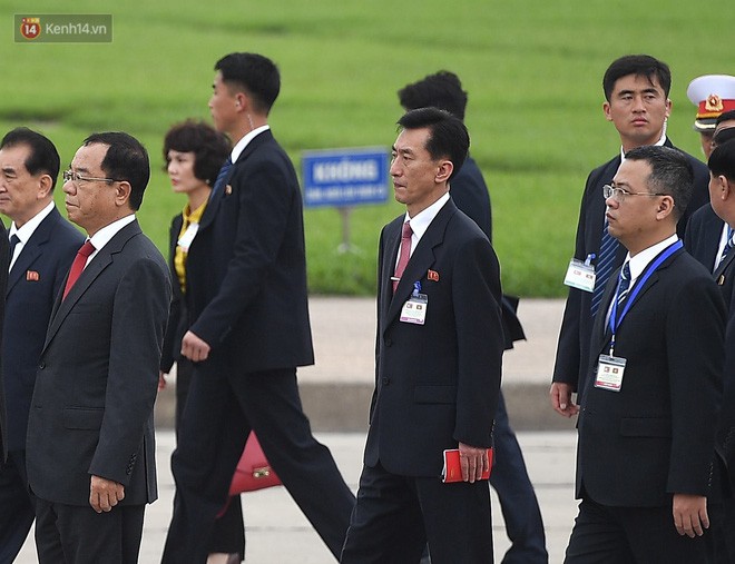 Chuyện ít biết về phiên dịch viên Triều Tiên phanh gấp cạnh Chủ tịch Kim Jong-un: Cựu sinh viên khoa tiếng Việt trường ĐH Tổng hợp Hà Nội - Ảnh 9. Chuyện ít biết về phiên dịch viên Triều Tiên phanh gấp cạnh Chủ tịch Kim Jong-un: Cựu sinh viên khoa tiếng Việt trường ĐH Tổng hợp Hà Nội - Ảnh 9.