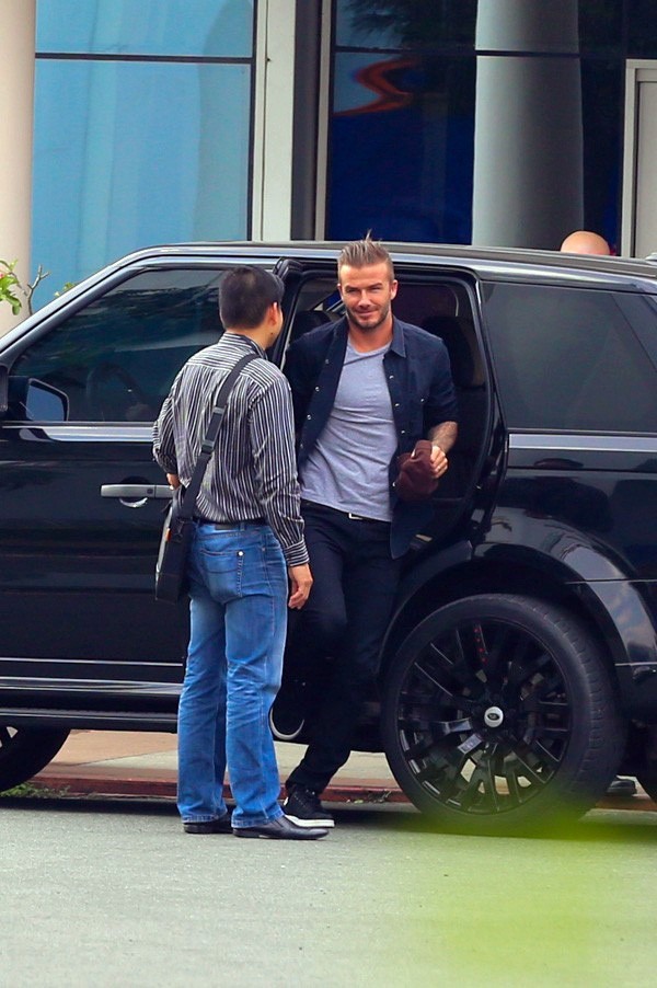 David Beckham đang có mặt tại Việt Nam, dạo phố đi bộ và thoải mái chụp ảnh cùng người hâm mộ - Ảnh 4.