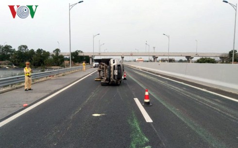 Quảng Ninh liên tiếp xảy ra tai nạn trên cao tốc Hạ Long - Hải Phòng - Ảnh 1.