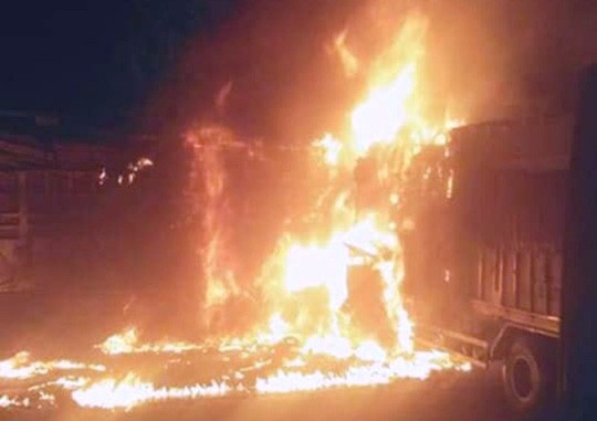 Xe tải tông nhau cháy dữ dội trên quốc lộ 1A, 2 người chết cháy trong cabin  - Ảnh 1.