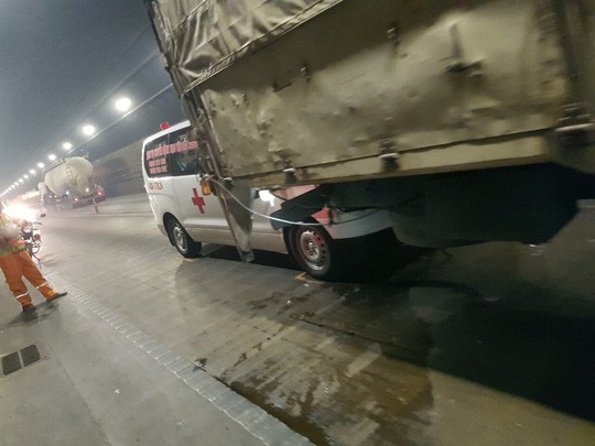  Tai nạn liên hoàn giữa 4 xe ô tô trong hầm Hải Vân  - Ảnh 1.