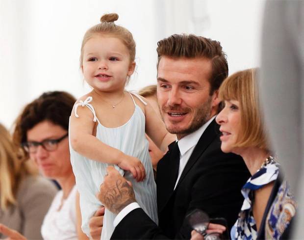 Tiểu công chúa Harper Beckham: Cuộc sống quý tộc phủ kín bằng tình thân và hàng hiệu của cô bé hạnh phúc nhất Hollywood  - Ảnh 3.