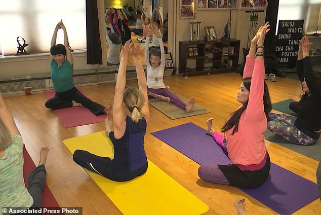 Giáo viên yoga cao tuổi nhất thế giới: 100 tuổi, 4 lần thay khớp hông vẫn dạy yoga và tập khiêu vũ - Ảnh 4.