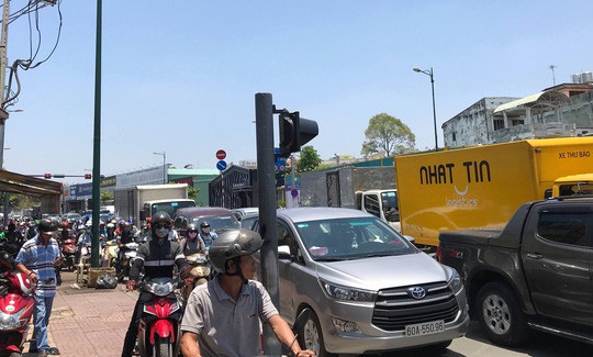 Xe lật giữa đường, ngàn người bơ phờ trong nắng gắt ở TP HCM - Ảnh 2.