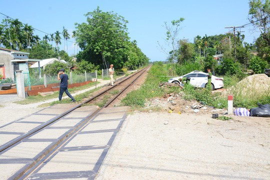 Tàu hỏa tông ôtô, 3 người bị thương nặng  - Ảnh 1.