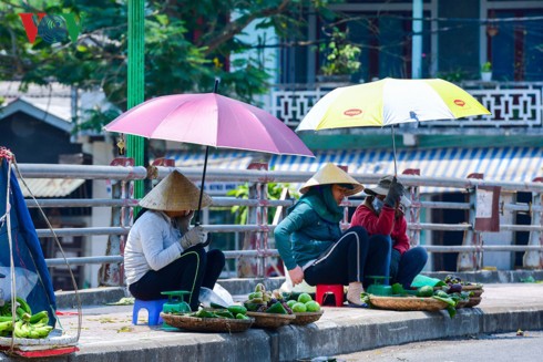 Muôn kiểu chống nóng của người dân Huế trong ngày nắng đỉnh điểm  - Ảnh 5.