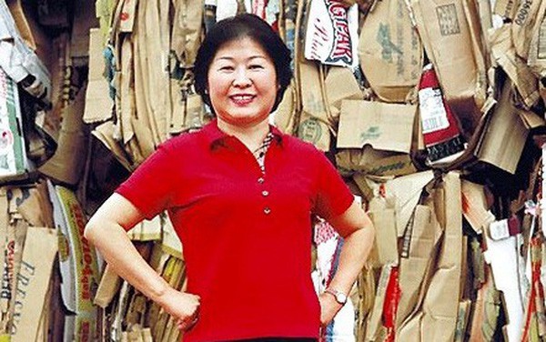 Chân dung nữ hoàng rác Zhang Yin: Từng lái xe khắp các bãi tái chế để xin giấy vụn đến nữ tỷ phú tự thân đầu tiên tại Trung Quốc - Ảnh 1.