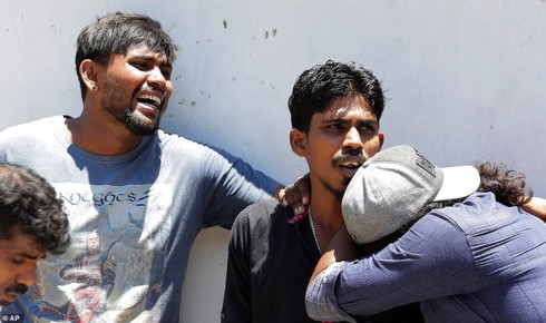 Hiện trường vụ nổ bom kinh hoàng tại Sri Lanka làm 207 người chết - Ảnh 15.