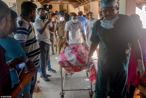 Hiện trường vụ nổ bom kinh hoàng tại Sri Lanka làm 207 người chết - Ảnh 6.
