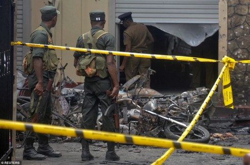 Hiện trường vụ nổ bom kinh hoàng tại Sri Lanka làm 207 người chết - Ảnh 7.