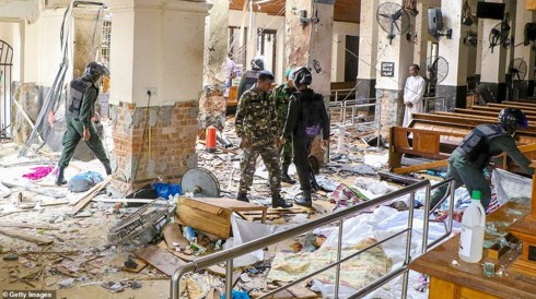 Hiện trường vụ nổ bom kinh hoàng tại Sri Lanka làm 207 người chết - Ảnh 9.