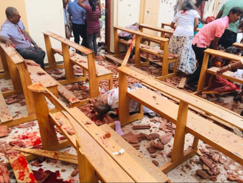 Hiện trường vụ nổ bom kinh hoàng tại Sri Lanka làm 207 người chết - Ảnh 10.