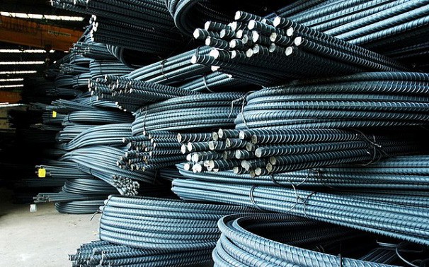 Thị trường ngày 25/4: Vàng bật khỏi mức thấp nhất 4 tháng, sắt và thép giảm