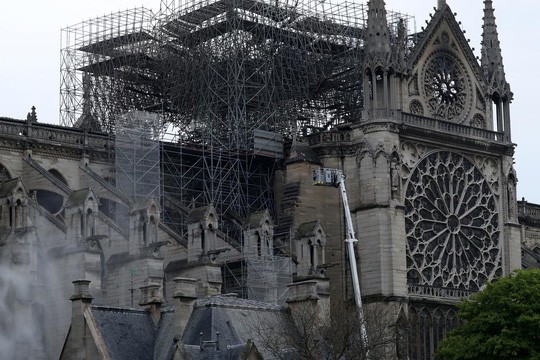 Cháy Nhà thờ Đức Bà Paris: Công nhân hút thuốc tại công trường - Ảnh 1.