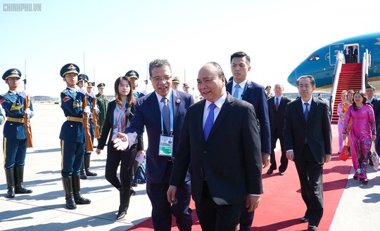  Thủ tướng đến Bắc Kinh, bắt đầu chuyến tham dự Diễn đàn Vành đai và Con đường  - Ảnh 5.