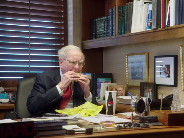 Dù đã 88 tuổi nhưng Warren Buffett vẫn ăn McDonald’s 3 lần/tuần, uống 5 lon Coca mỗi ngày và đặc biệt không sợ chết, ngày nào cũng chỉ mong được đi làm! - Ảnh 1.