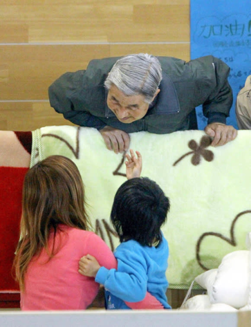 Những khoảnh khắc đáng nhớ của Nhật hoàng Akihito và hoàng hậu Michiko trước thời điểm chuyển giao lịch sử - Ảnh 12.