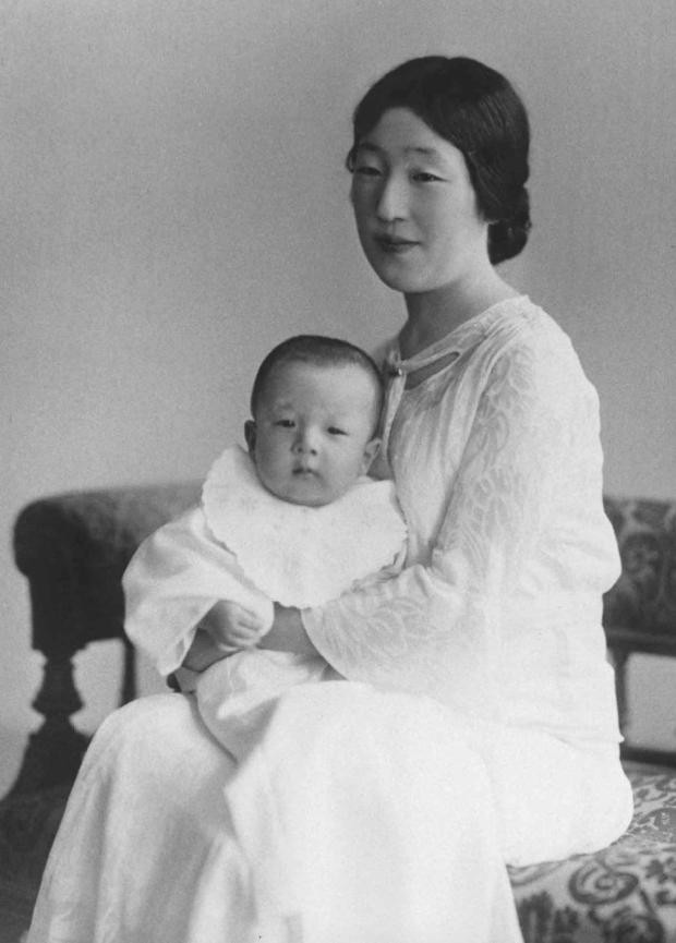 Hành trình 85 năm đi cùng nước Nhật của Nhật hoàng Akihito - Ảnh 2.