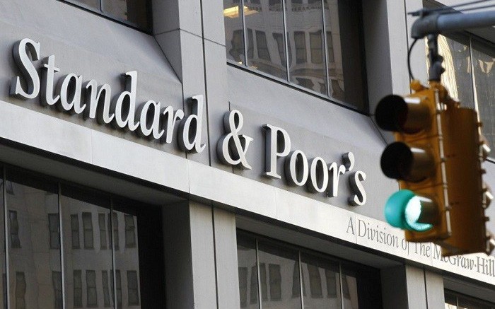 Tại sao S&P nâng hạng tín nhiệm quốc gia Việt Nam lần đầu tiên sau 9 năm và hiệu ứng kinh tế sẽ là gì?