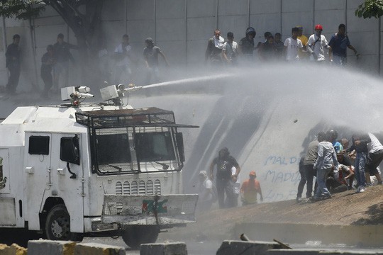  Venezuela: Bạo loạn bùng nổ, xe bọc thép được triển khai  - Ảnh 1.