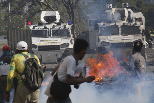  Venezuela: Bạo loạn bùng nổ, xe bọc thép được triển khai  - Ảnh 5.