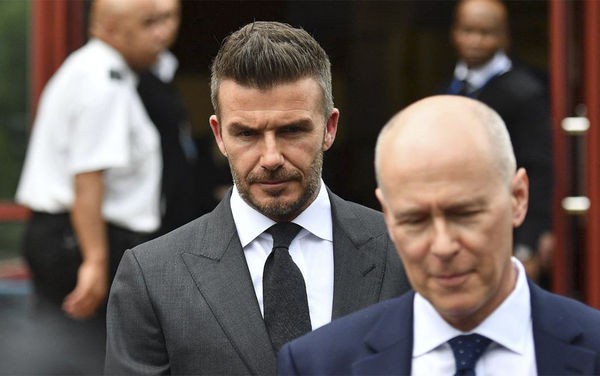 Dùng điện thoại khi lái xe, David Beckham phải chịu ‘quả đắng’ thế này đây - Ảnh 1.