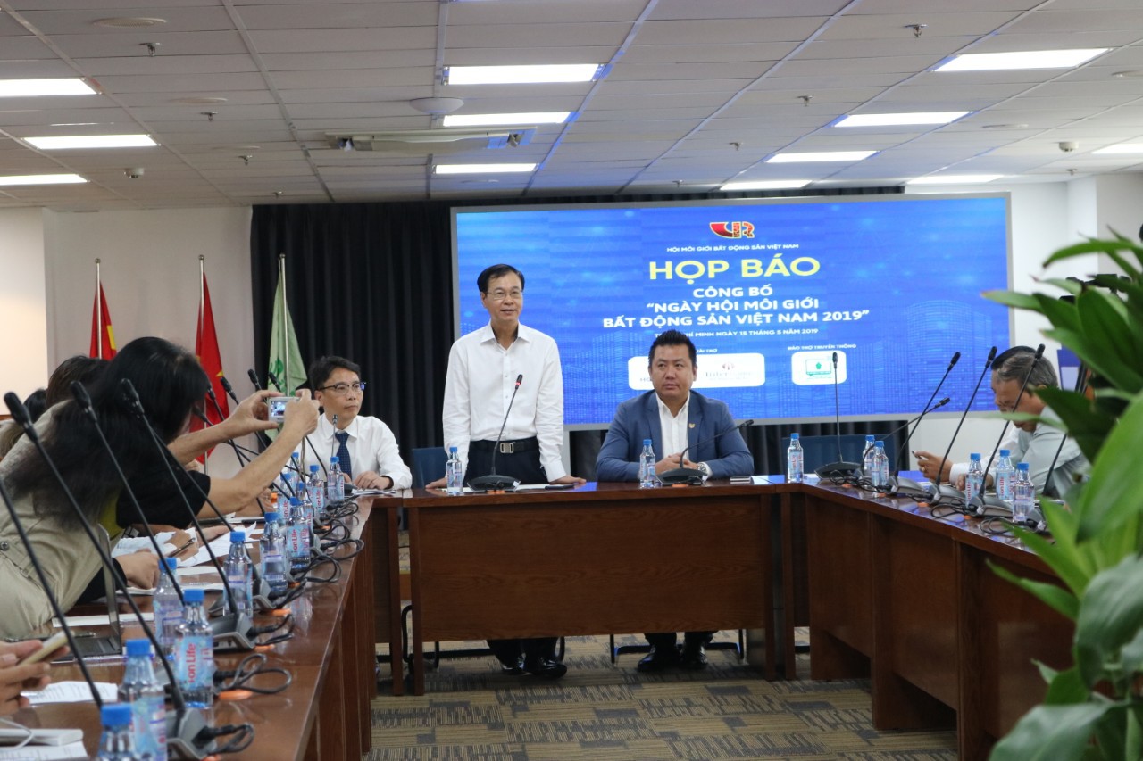 Chủ tịch Hội môi giới BĐS: Thị trường có dấu hiệu bất ổn do thiếu hụt nguồn cung, giá cả có thể tăng mạnh - Ảnh 1. Chủ tịch Hội môi giới BĐS: Thị trường có dấu hiệu bất ổn do thiếu hụt nguồn cung, giá cả có thể tăng mạnh - Ảnh 1.
