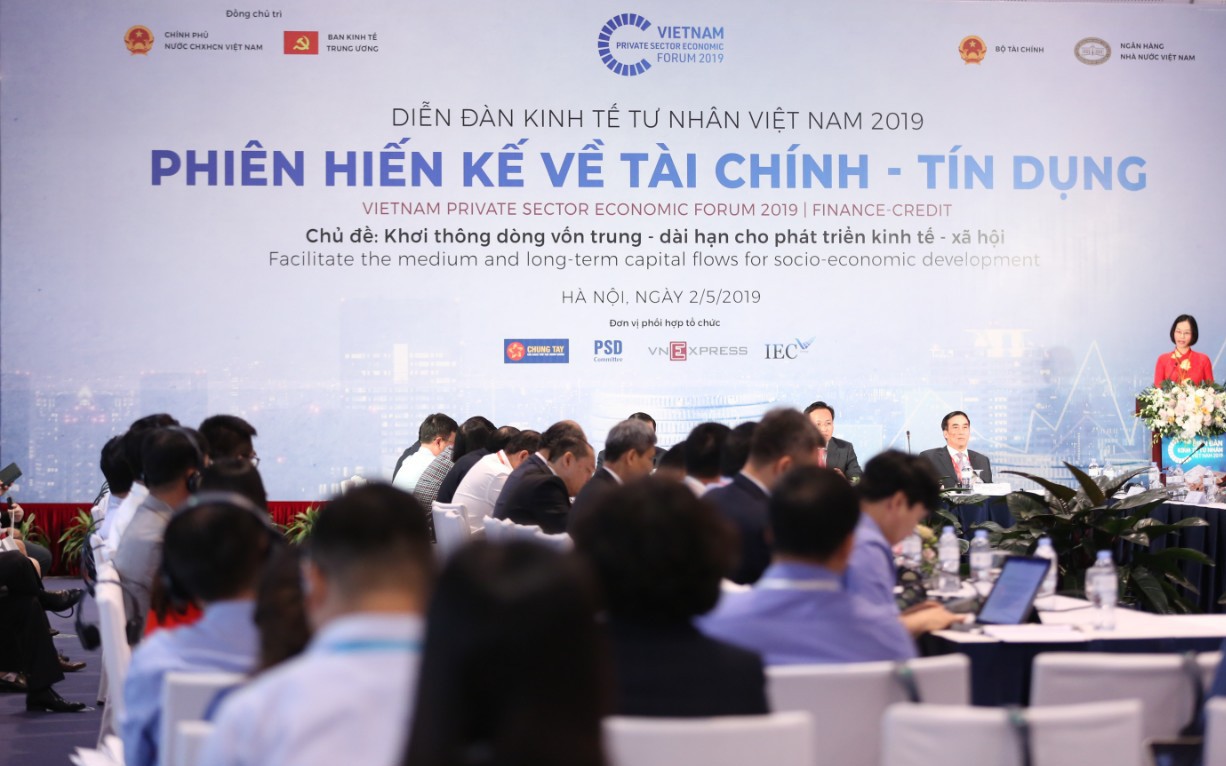 Tiền gửi tiết kiệm lên tới 139% GDP, cần có chính sách khuyến khích chuyển tiền nhàn rỗi trung dài hạn sang thị trường vốn