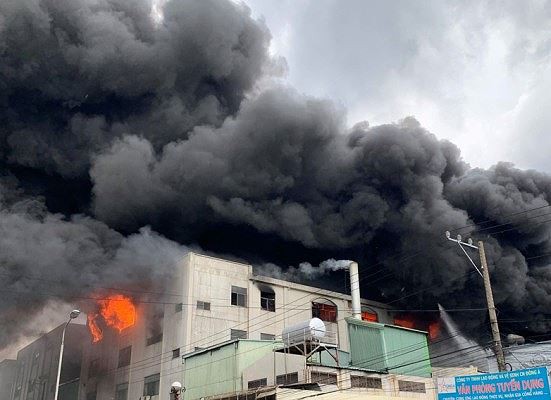 Công ty ở Bình Dương chìm trong khói lửa, nhiều công nhân bị mắc kẹt - Ảnh 1.