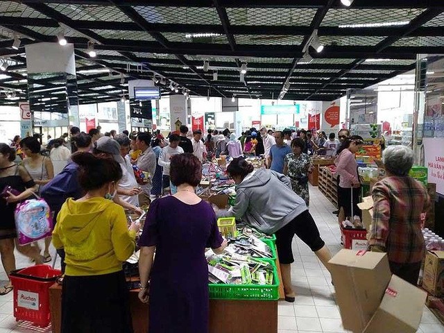 ‘Tàn phá’ siêu thị Auchan: Người tiêu dùng thua cuộc - Ảnh 1.