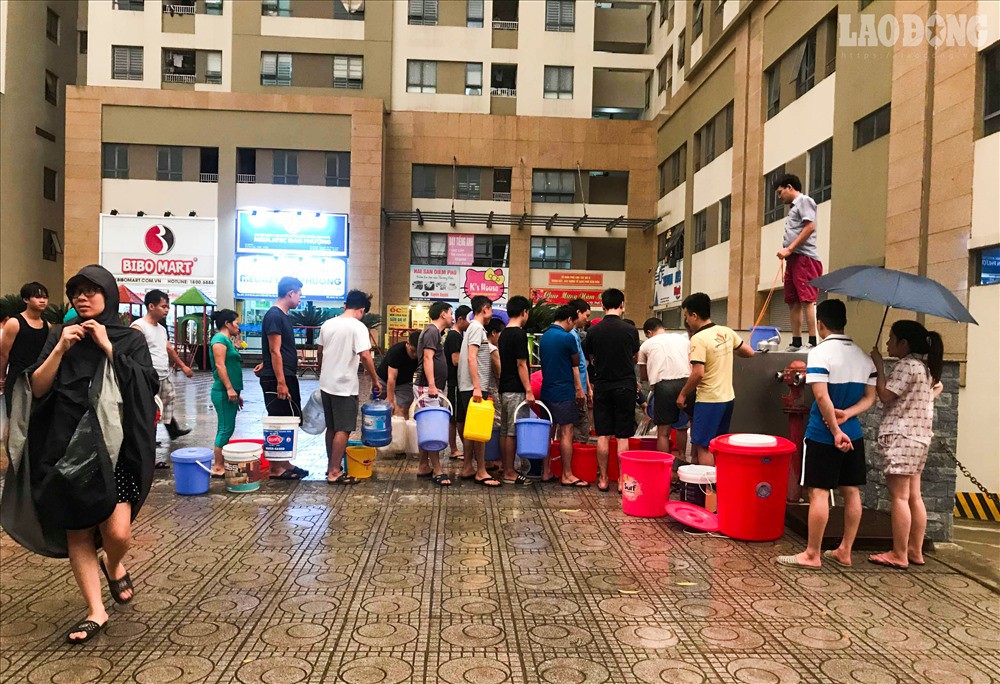 Bất ngờ bị cắt nước, cư dân khu đô thị xếp hàng lấy nước PCCC - Ảnh 2. Bất ngờ bị cắt nước, cư dân khu đô thị xếp hàng lấy nước PCCC - Ảnh 2.