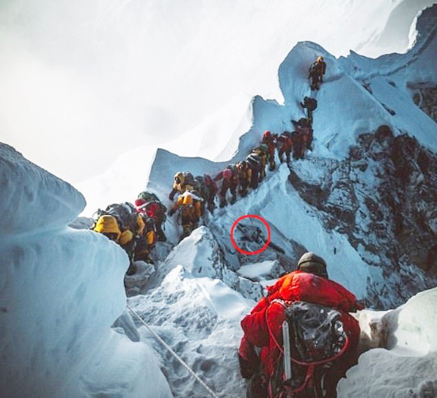 Bức ảnh mới về đỉnh núi Everest khiến nhiều người chết lặng: Trên đường theo đuổi giấc mơ, dưới đôi chân của ta lại là thi thể vô hồn của người khác - Ảnh 1.