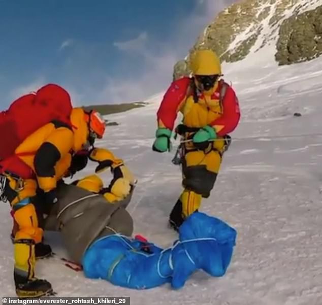 Hình ảnh rợn tóc gáy trong vụ tắc đường trên Everest: Dân bản địa kéo lê xác người đang đông cứng - Ảnh 2.