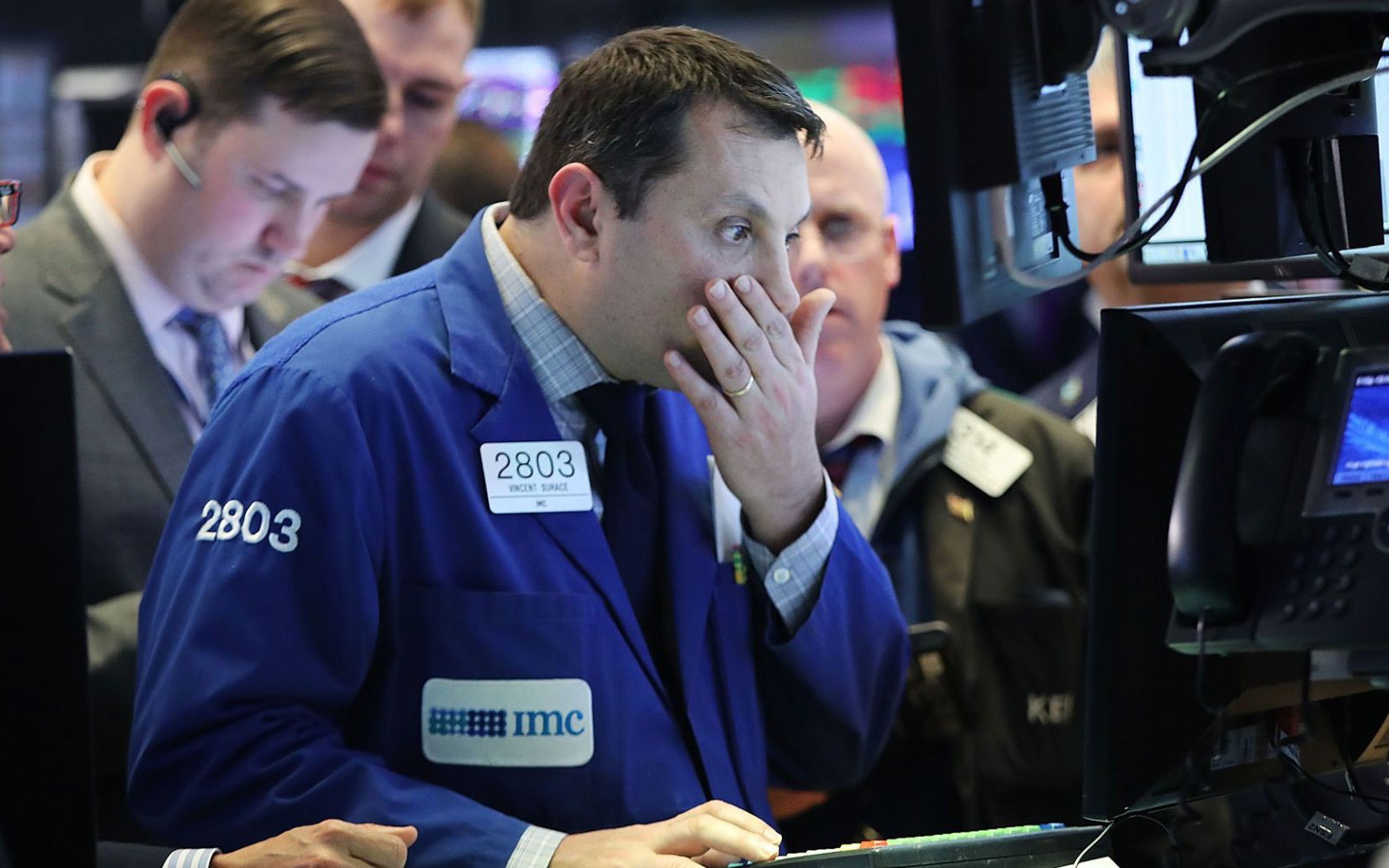Chứng khoán Mỹ rung lắc vì bán tháo, Dow Jones 