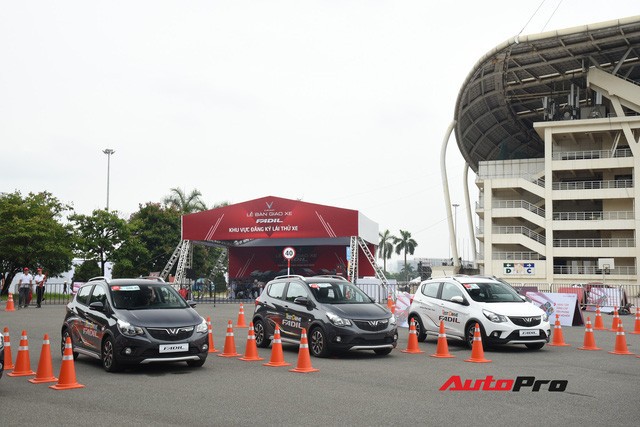 Tranh nhau lái thử VinFast Fadil: Có người đặt mua ngay sau khi trực tiếp cầm lái - Ảnh 1.