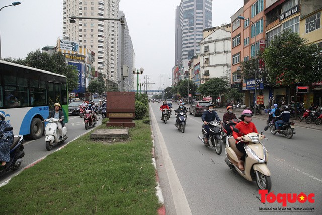 Hà Nội: Bất chấp nguy hiểm xe máy ngang nhiên đi ngược chiều tại đường Tố Hữu - Ảnh 1.