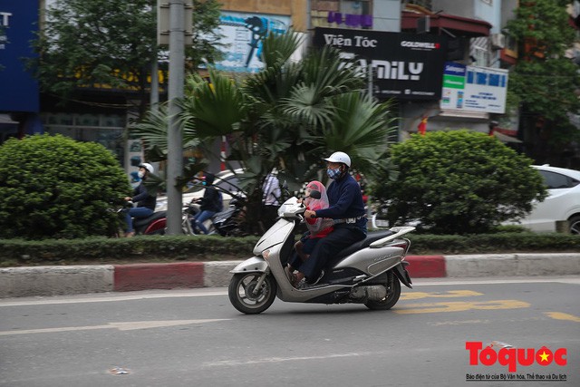 Hà Nội: Bất chấp nguy hiểm xe máy ngang nhiên đi ngược chiều tại đường Tố Hữu - Ảnh 3.