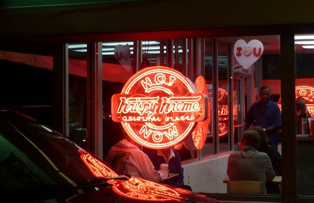 Krispy Kreme: Gần 90 năm chỉ bán mỗi bánh Donut, đi qua 2 cuộc khủng hoảng kinh tế, phát triển rực rỡ với hơn 1.100 cửa tiệm tại 25 quốc gia - Ảnh 4.