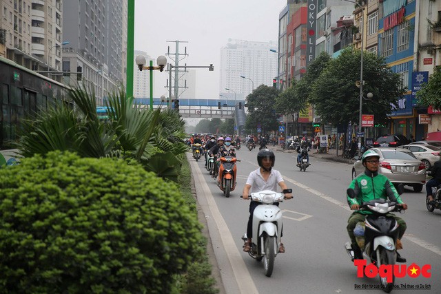 Hà Nội: Bất chấp nguy hiểm xe máy ngang nhiên đi ngược chiều tại đường Tố Hữu - Ảnh 4.