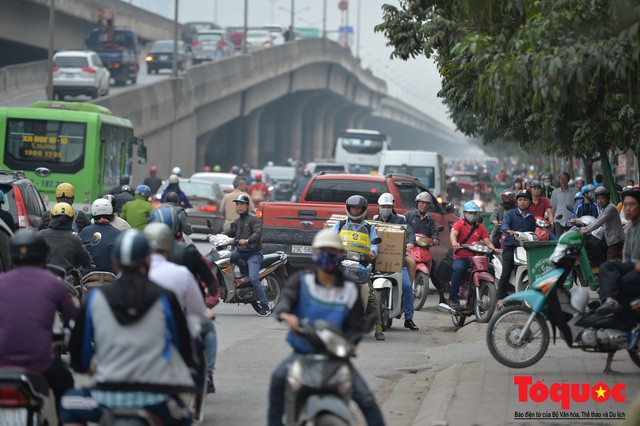 Hà Nội: Bất chấp nguy hiểm xe máy ngang nhiên đi ngược chiều tại đường Tố Hữu - Ảnh 5.