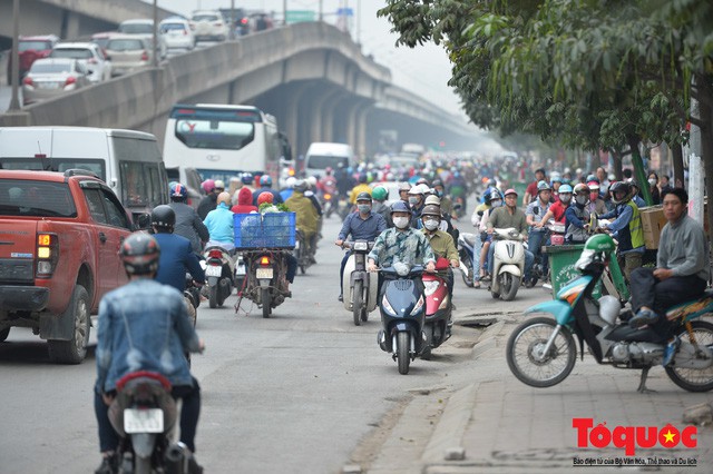 Hà Nội: Bất chấp nguy hiểm xe máy ngang nhiên đi ngược chiều tại đường Tố Hữu - Ảnh 7.