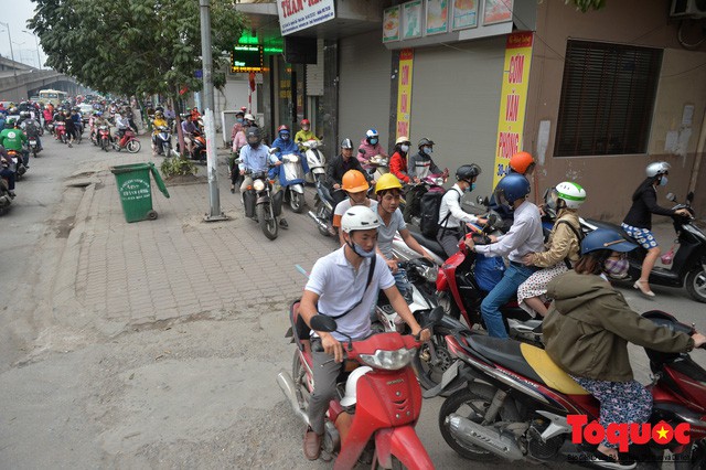 Hà Nội: Bất chấp nguy hiểm xe máy ngang nhiên đi ngược chiều tại đường Tố Hữu - Ảnh 9.