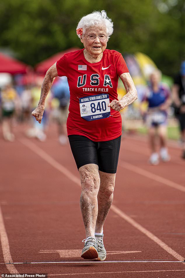 100 tuổi tập chạy bộ, 103 tuổi đoạt huy chương Vàng giải chạy toàn quốc: Cụ bà chia sẻ bí quyết đơn giản giúp sống thọ trong 3 câu! - Ảnh 1.