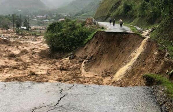  Lũ lớn vặn nghiêng cầu treo qua suối ở Sa Pa, gây sạt lở đường nghiêm trọng ở Lai Châu - Ảnh 2.