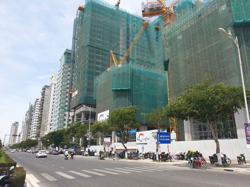 Khách sạn đang xây dựng dày đặc trên đường Võ Nguyên Giáp, quận Sơn Trà, TP Đà Nẵng