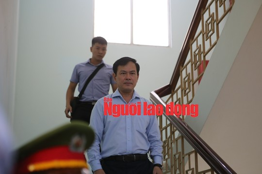 CLIP: Ông Nguyễn Hữu Linh rời tòa trong vòng vây ống kinh phóng viên  - Ảnh 3.